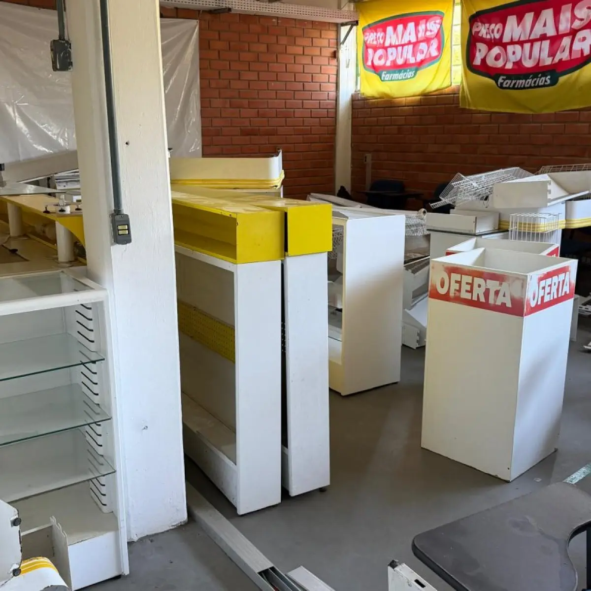 LOTE 011 - NA AV. DO NAZARIO 460 - CANOAS - Grande conjunto de móveis, equipamentos, materiais de informática e bens provenientes das antigas lojas da rede de farmácias