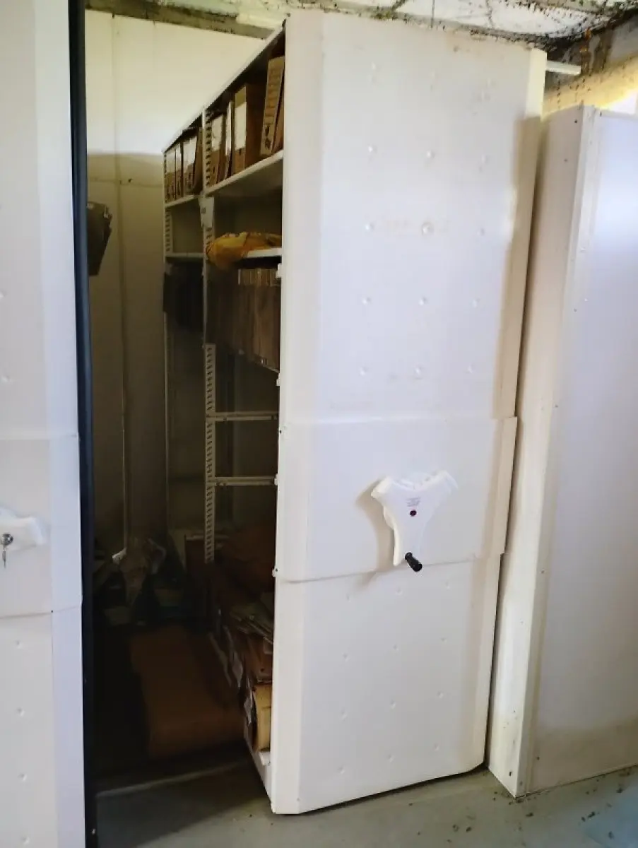 LOTE 011 - NA AV. DO NAZARIO 460 - CANOAS - Grande conjunto de móveis, equipamentos, materiais de informática e bens provenientes das antigas lojas da rede de farmácias