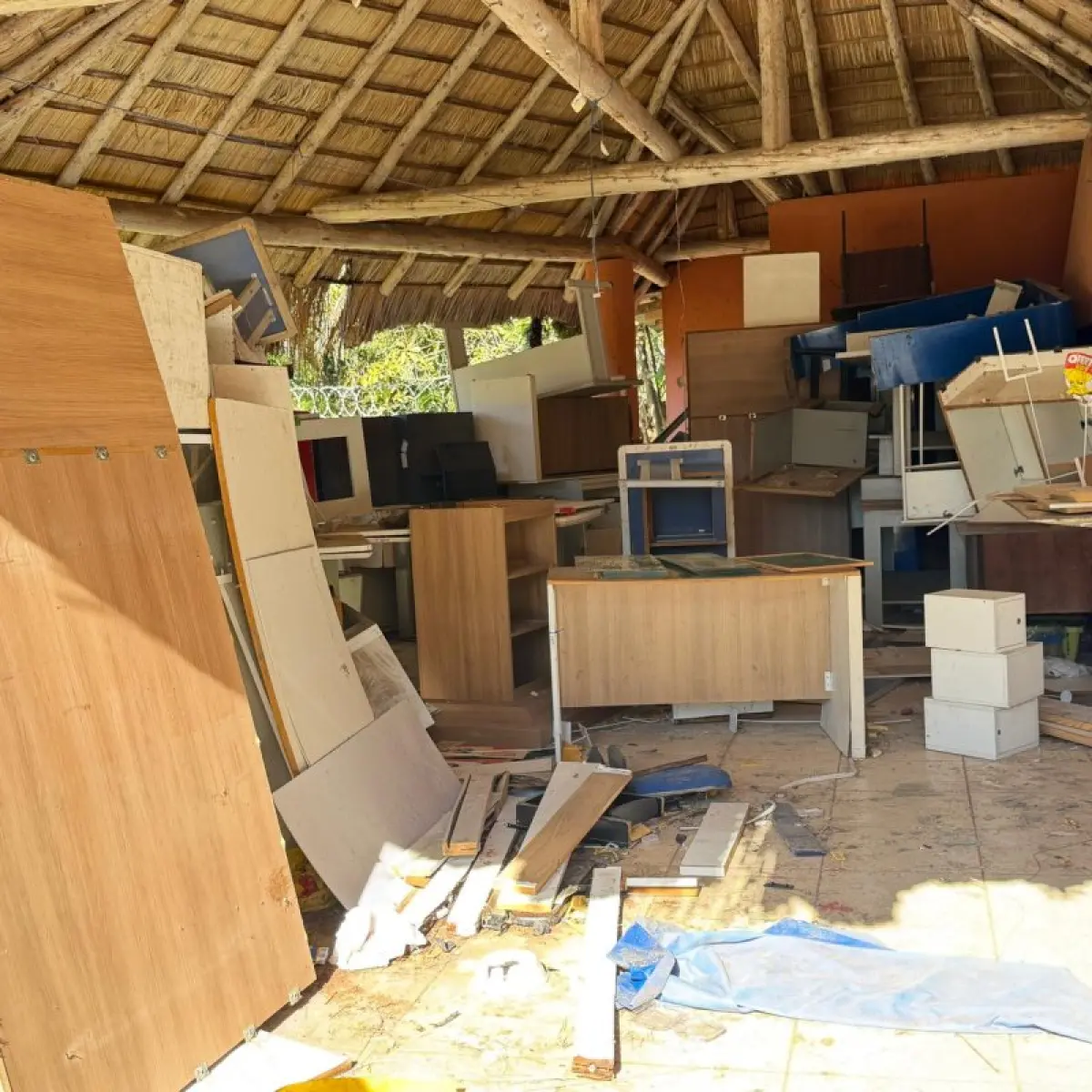 LOTE 011 - NA AV. DO NAZARIO 460 - CANOAS - Grande conjunto de móveis, equipamentos, materiais de informática e bens provenientes das antigas lojas da rede de farmácias