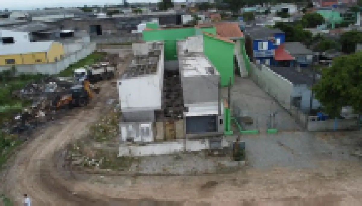 LOTE 000 - Um terreno com um prédio de alvenaria construído sobre ele, contendo 16 unidades habitacionais