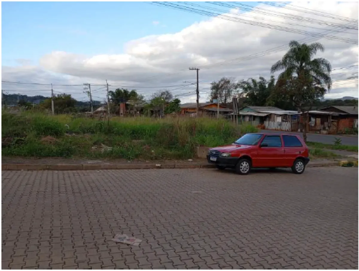 LOTE 000 - Um terreno de forma irregular, composto do lote 15 da quadra 30 do Loteamento Residencial Colina Ritzel, com a área superficial de 232,75 m², sem benfeitorias.