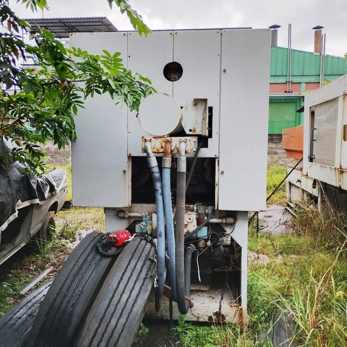 LOTE 002 - Máquina 01 injetora de plástico de grande porte 400T (sucata)