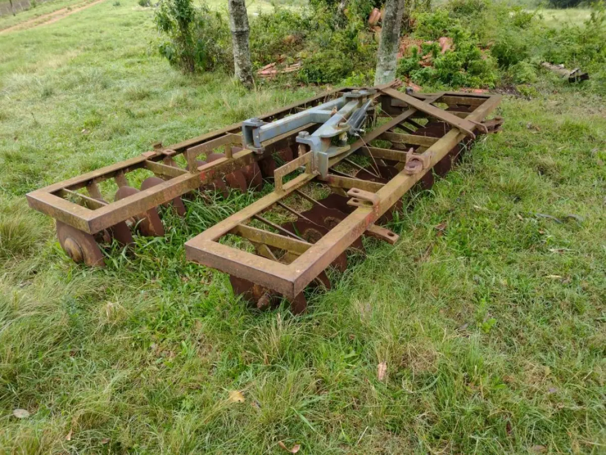 LOTE 000 - Uma grade agrícola niveladora, de 36 folhas, marca Stara
