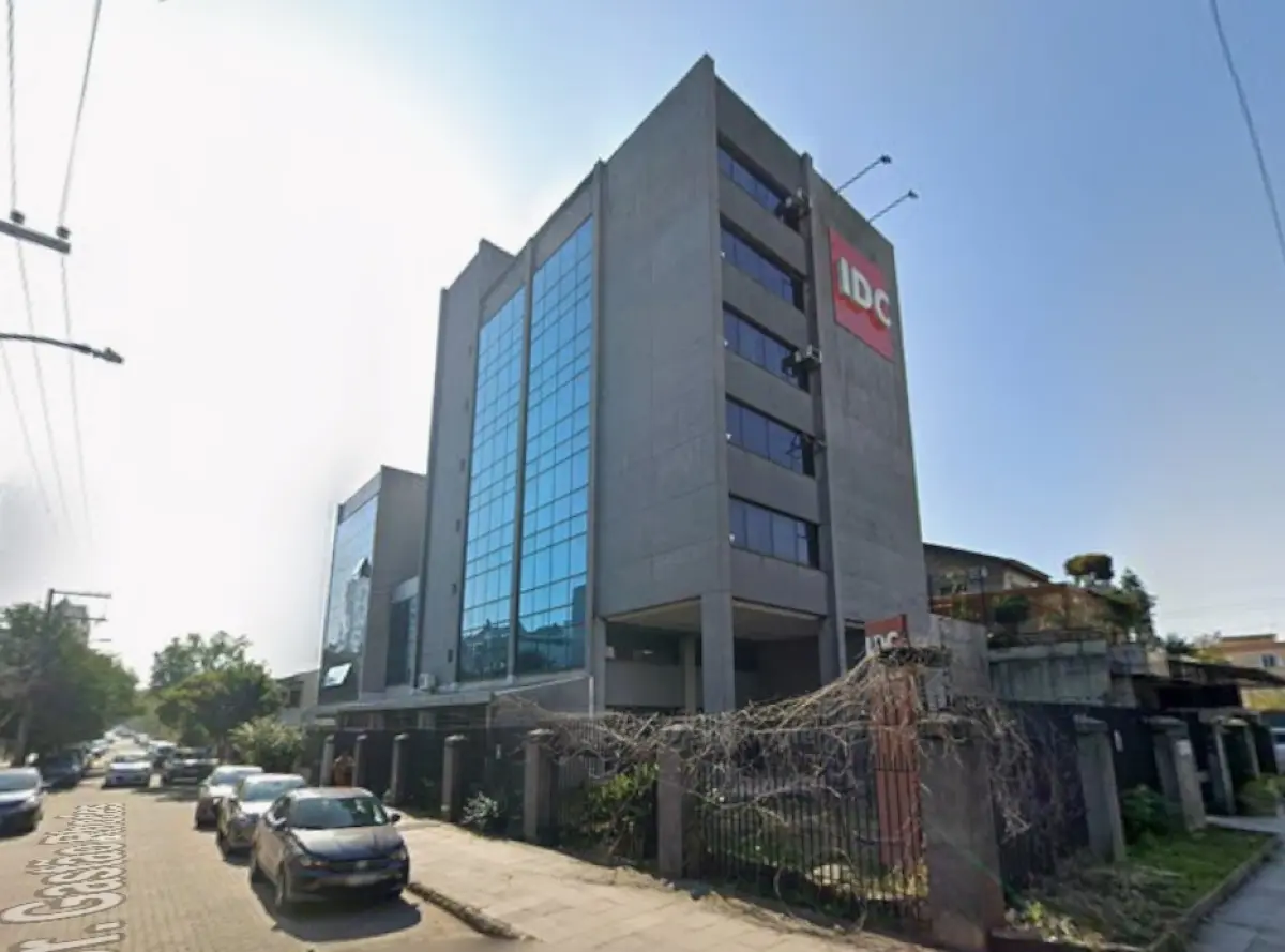LOTE 000 - GRANDE PRÉDIO  NA VICENTE DA FONTOURA 1578 - PORTO ALEGRE - Um terreno a rua Gastão Rhodes, lotado na Prefeitura Municipal sob nº 448  construído sobre o terreno um prédio comercial com sete pavimentos e área de 2.878mq, não estando tal benfeitoria averbada na matrícula do imóvel