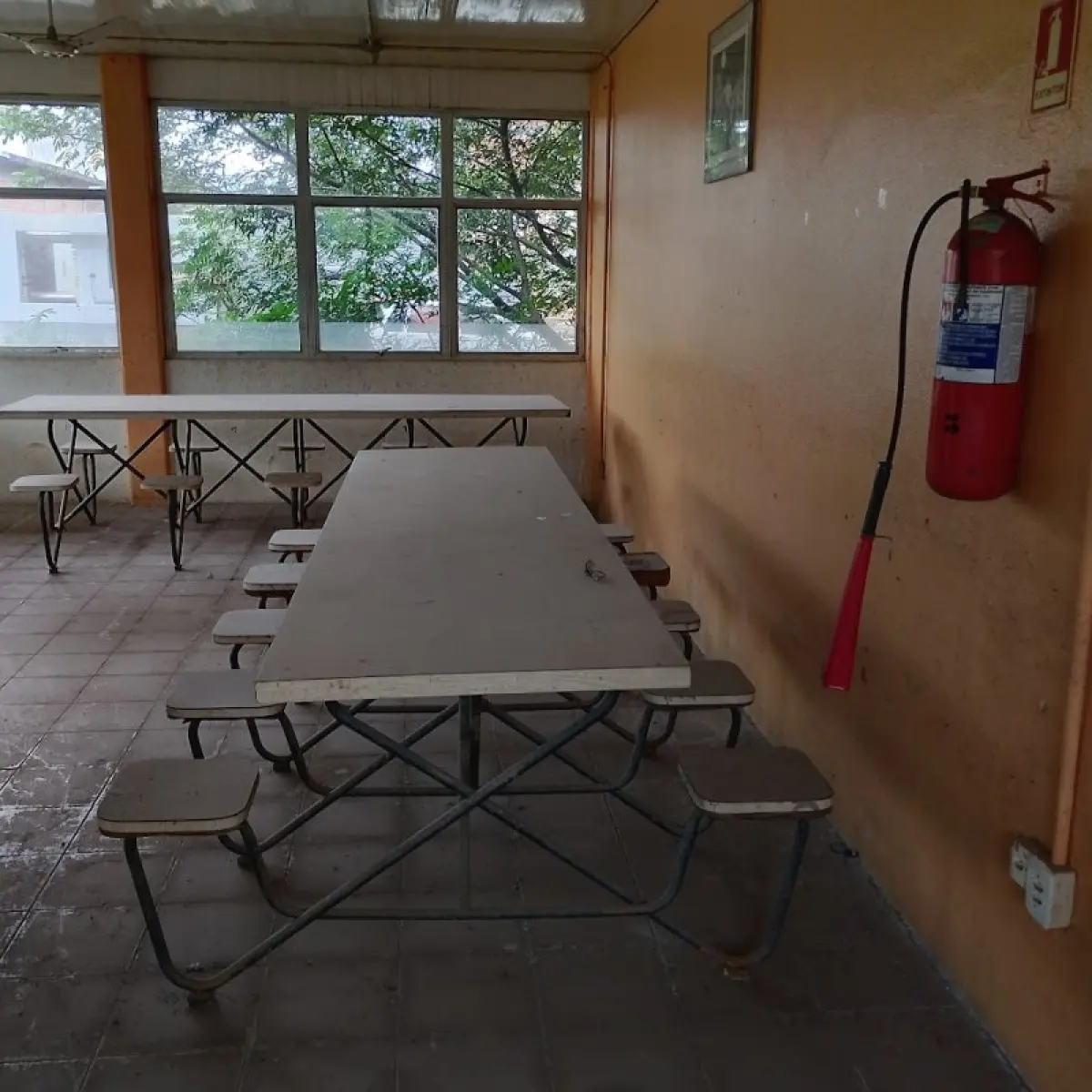 LOTE 011 - Lote composto por 03 conjuntos de mesas para refeitório