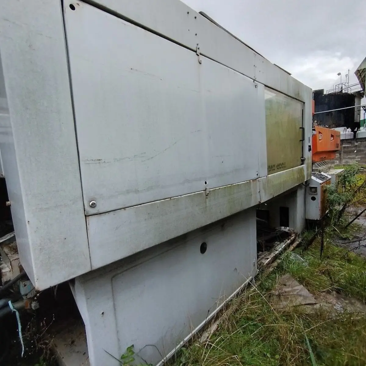 LOTE 002 - Máquina 01 injetora de plástico de grande porte 400T (sucata)