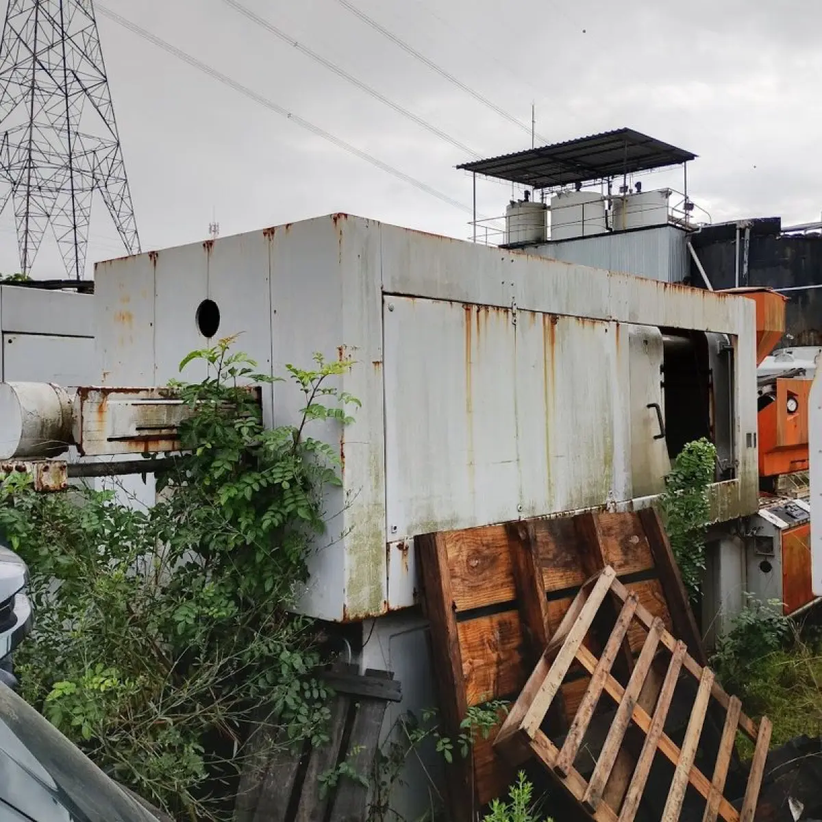 LOTE 003 - Máquina nº 02 injetora de plástico de grande porte 400T (sucata)