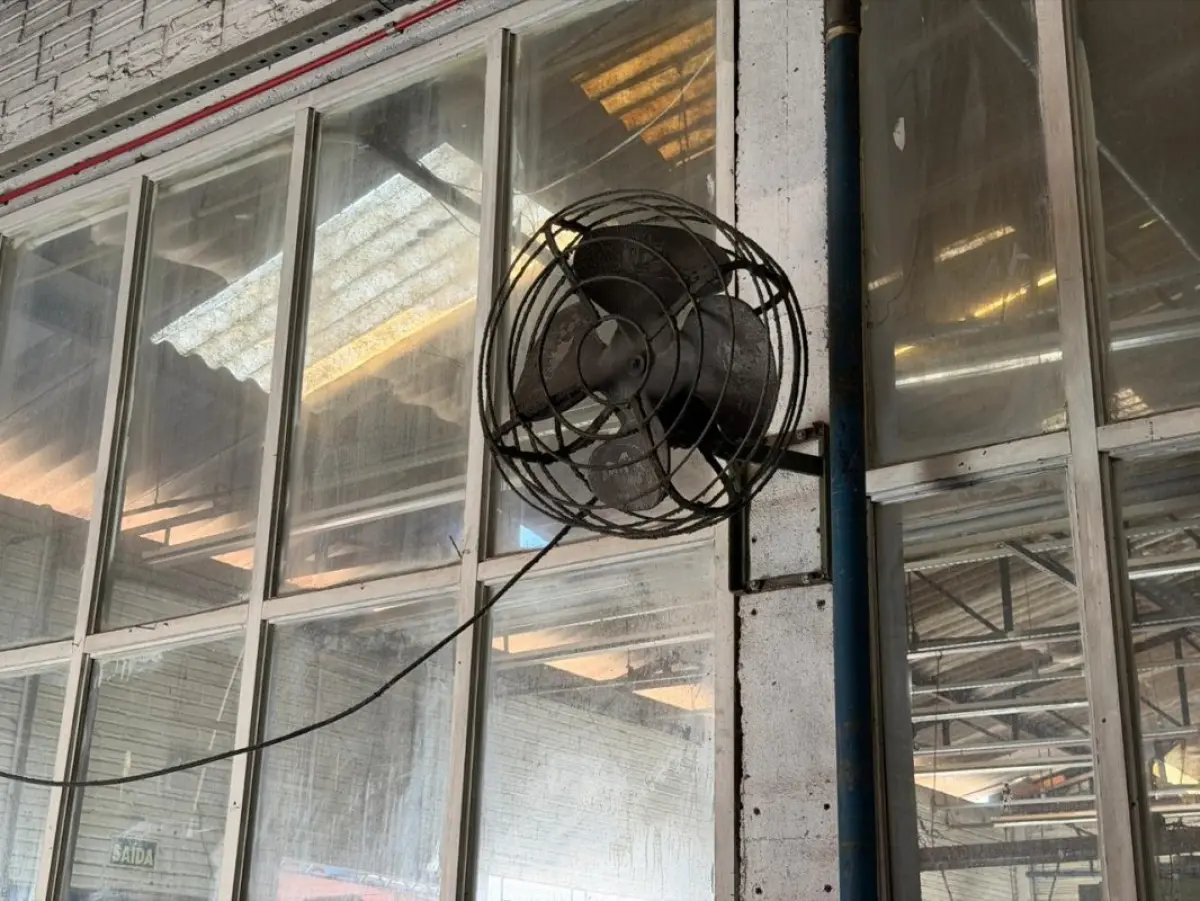 LOTE 252 - 12 ventiladores industriais no setor (pedestal e parede)