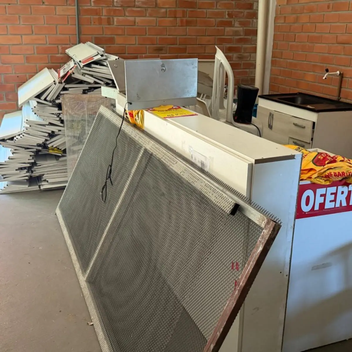 LOTE 011 - NA AV. DO NAZARIO 460 - CANOAS - Grande conjunto de móveis, equipamentos, materiais de informática e bens provenientes das antigas lojas da rede de farmácias