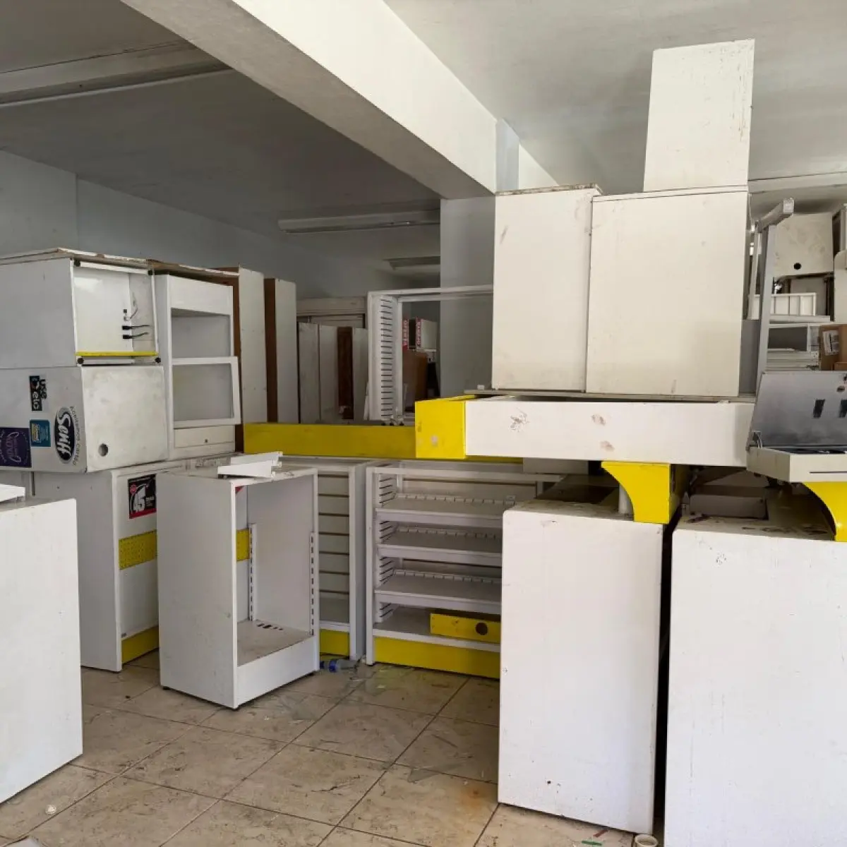 LOTE 011 - NA AV. DO NAZARIO 460 - CANOAS - Grande conjunto de móveis, equipamentos, materiais de informática e bens provenientes das antigas lojas da rede de farmácias