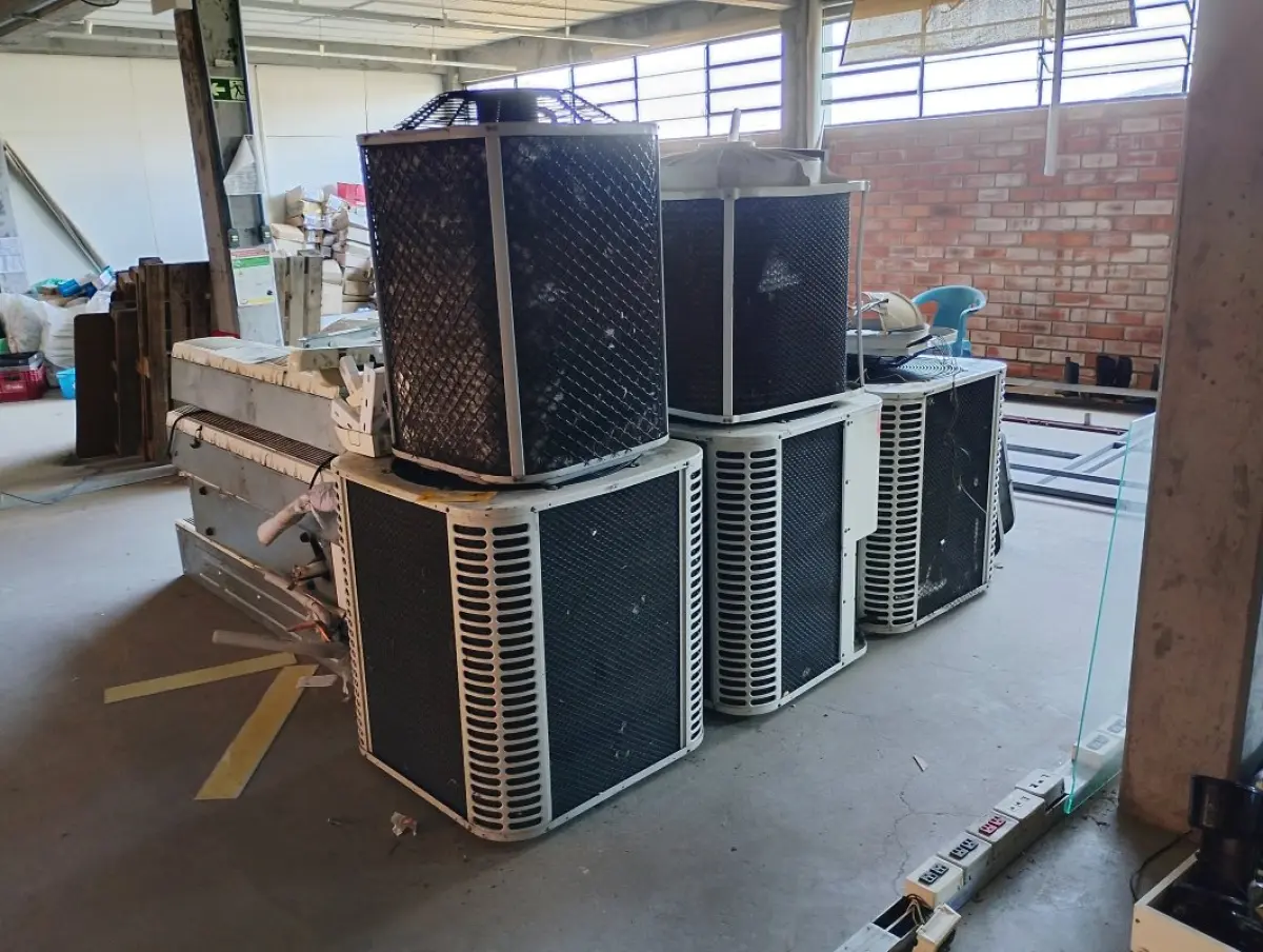 LOTE 011 - NA AV. DO NAZARIO 460 - CANOAS - Grande conjunto de móveis, equipamentos, materiais de informática e bens provenientes das antigas lojas da rede de farmácias