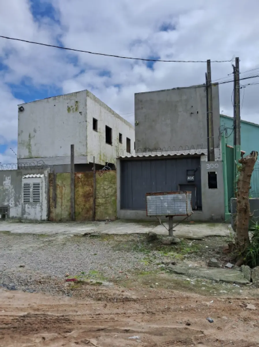 LOTE 000 - Um terreno com um prédio de alvenaria construído sobre ele, contendo 16 unidades habitacionais