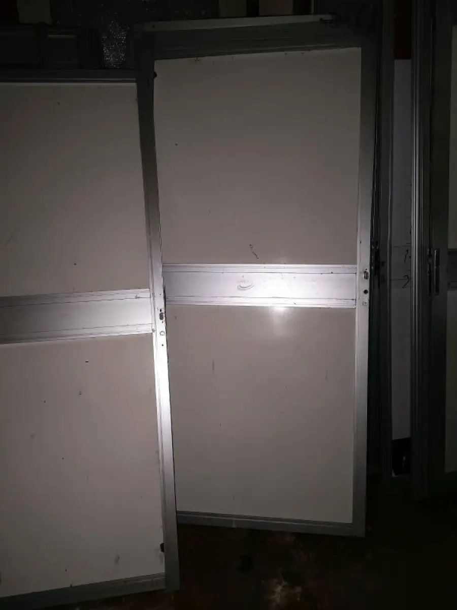 LOTE 000 - PORTAS DE ALUMÍNIO, APARELHOS DE AR-CONDICIONADO, CADEIRAS, ETC
