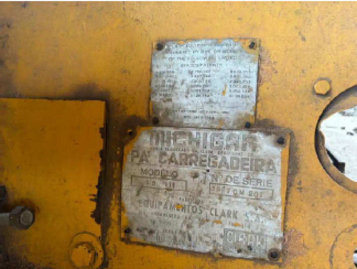 LOTE 000 - pá carregadeira, marca Michigan.