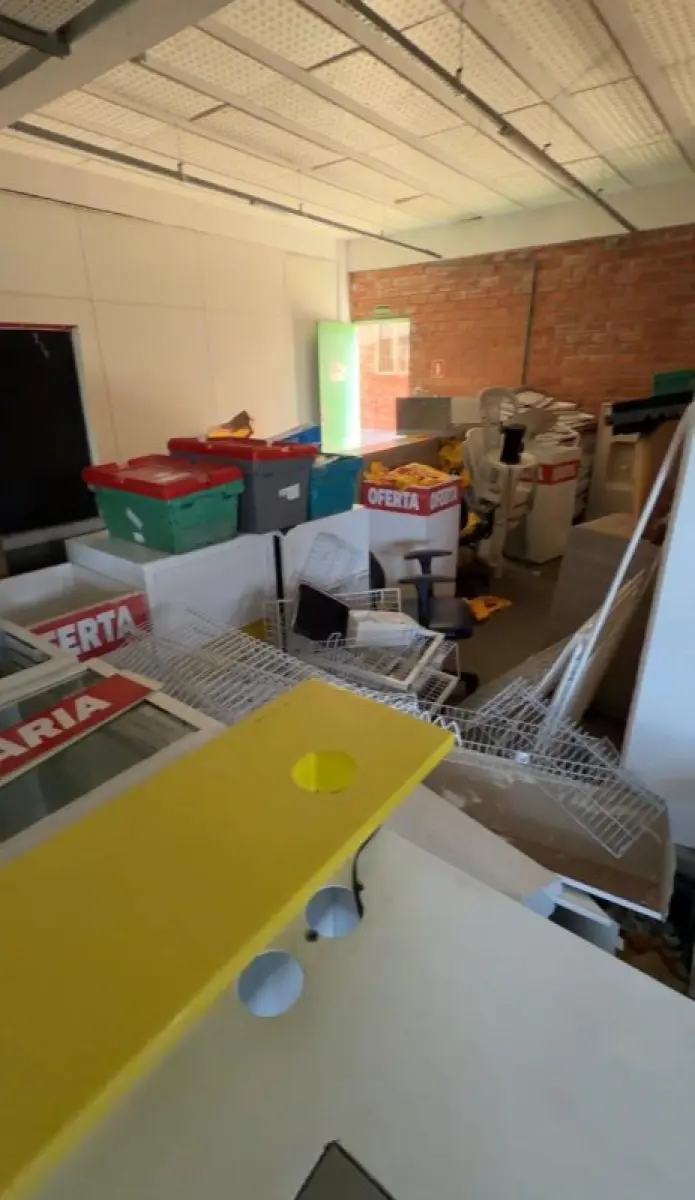 LOTE 011 - NA AV. DO NAZARIO 460 - CANOAS - Grande conjunto de móveis, equipamentos, materiais de informática e bens provenientes das antigas lojas da rede de farmácias