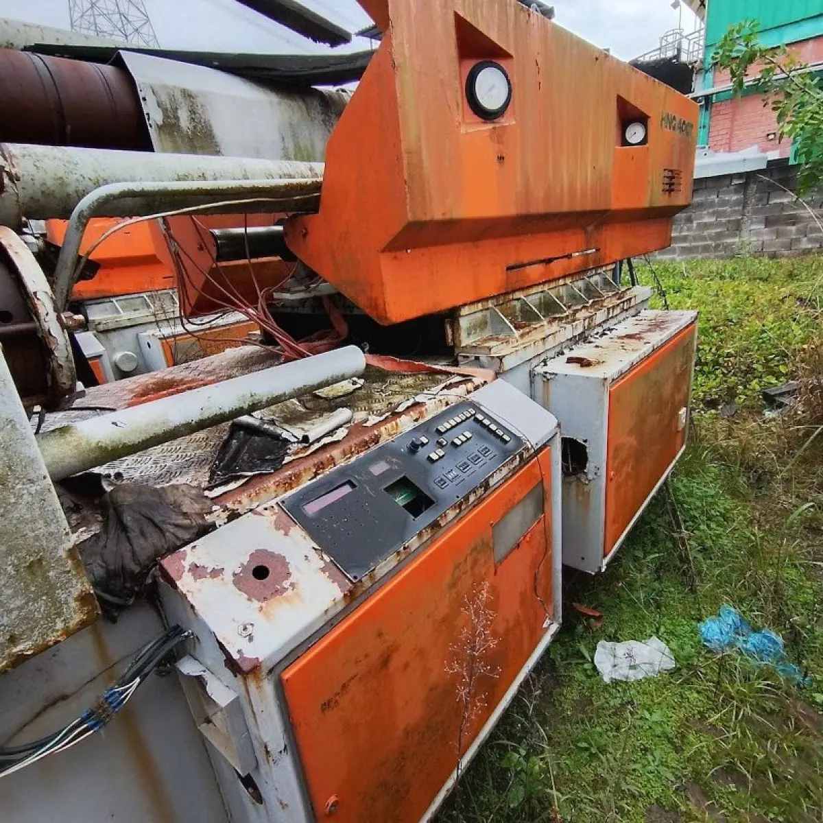 LOTE 003 - Máquina nº 02 injetora de plástico de grande porte 400T (sucata)