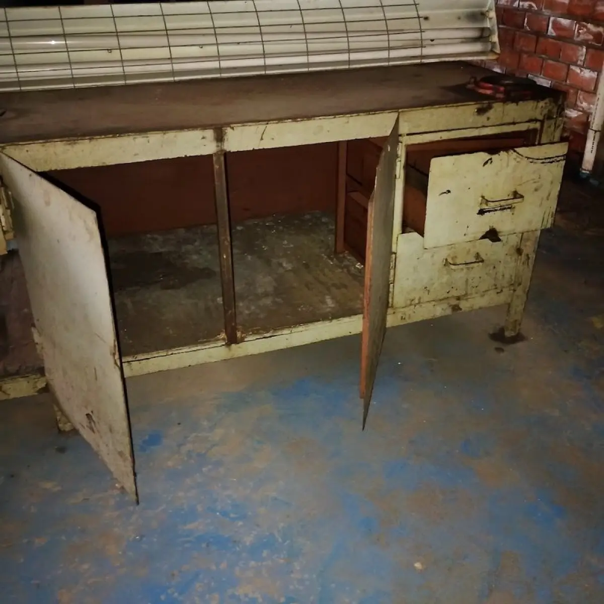 LOTE 009 - Bancada metálica com gavetas