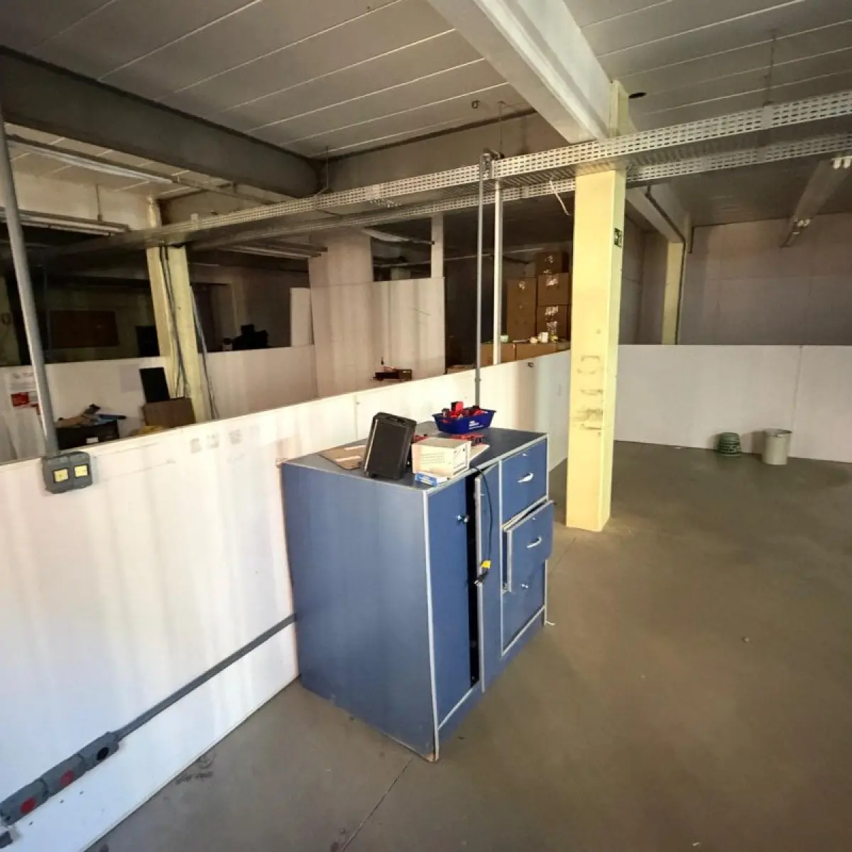 LOTE 011 - NA AV. DO NAZARIO 460 - CANOAS - Grande conjunto de móveis, equipamentos, materiais de informática e bens provenientes das antigas lojas da rede de farmácias
