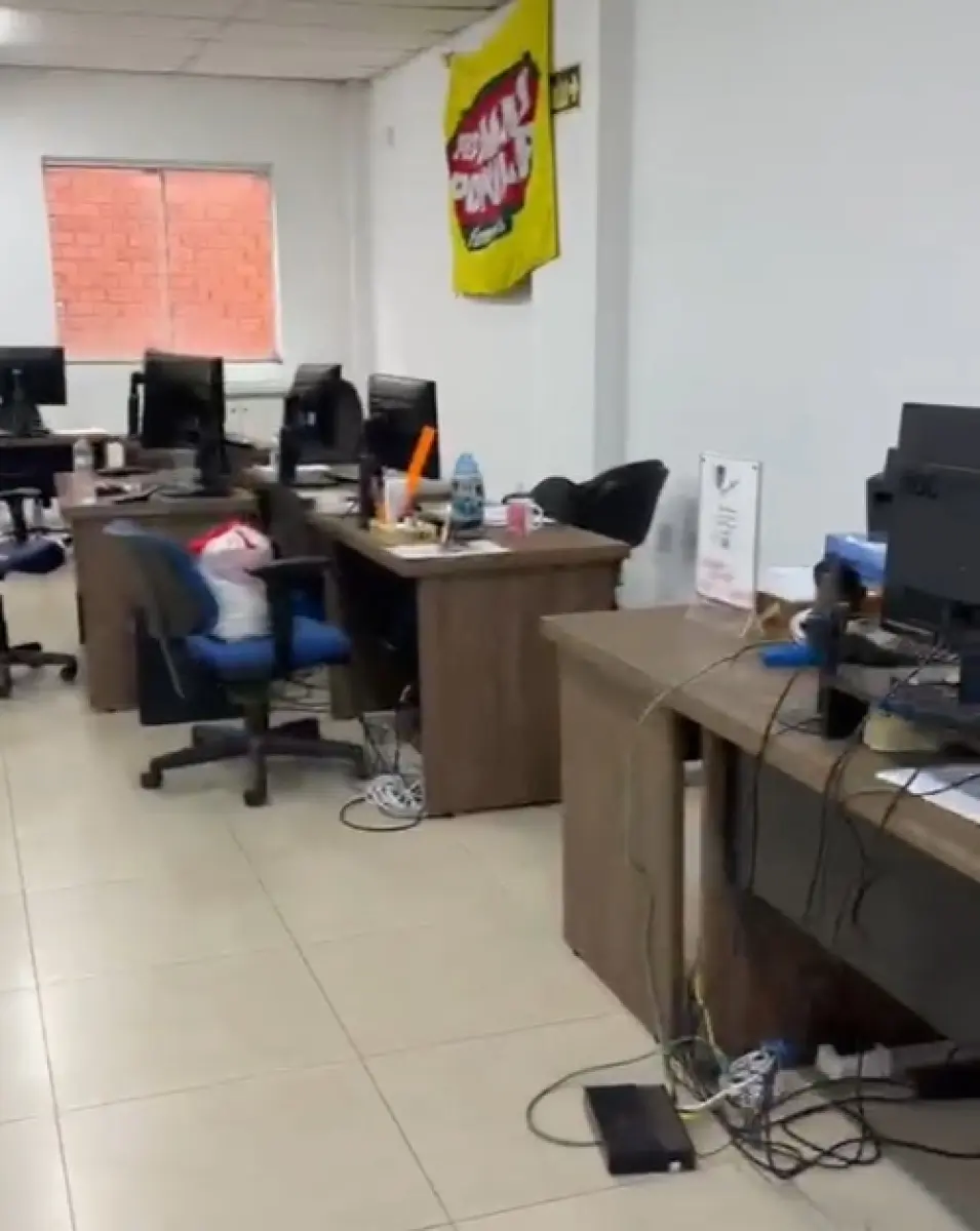 LOTE 007 - SOBRELOJA - BOQUEIRAO 3301 - CANOAS Conjunto de móveis, equipamentos de escritório, informática e utensílios existentes na sobreloja
