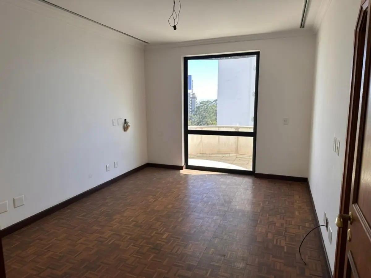 LOTE 001 - EXCELENTE APARTAMENTO NO MORUMBI EM SÃO PAULO COM 864 M2 PRIVATIVOS E 6 GARAGENS
