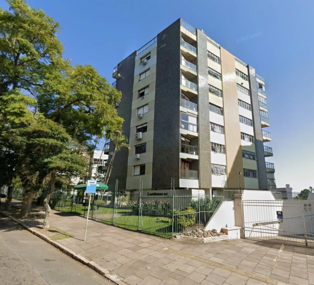 LOTE 000 - O apartamento nº 301 do Edifício Castellamare. O box nº 09 do Edifício Castellamare