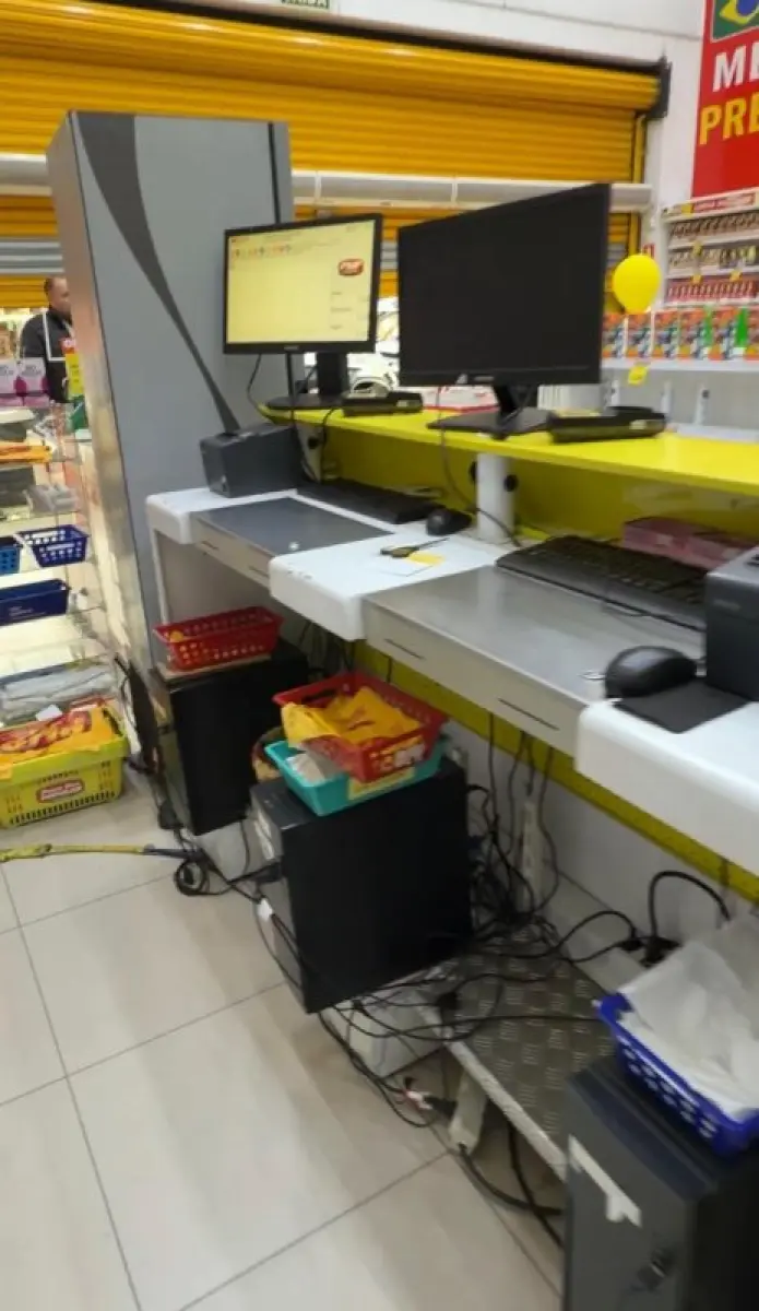 LOTE 006 - Conjunto de móveis, equipamentos e utensílios de estabelecimento comercial, na AV. BOQUEIRAO 3301 - CANOAS