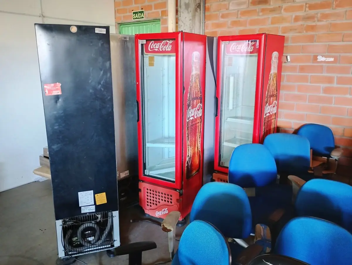 LOTE 011 - NA AV. DO NAZARIO 460 - CANOAS - Grande conjunto de móveis, equipamentos, materiais de informática e bens provenientes das antigas lojas da rede de farmácias