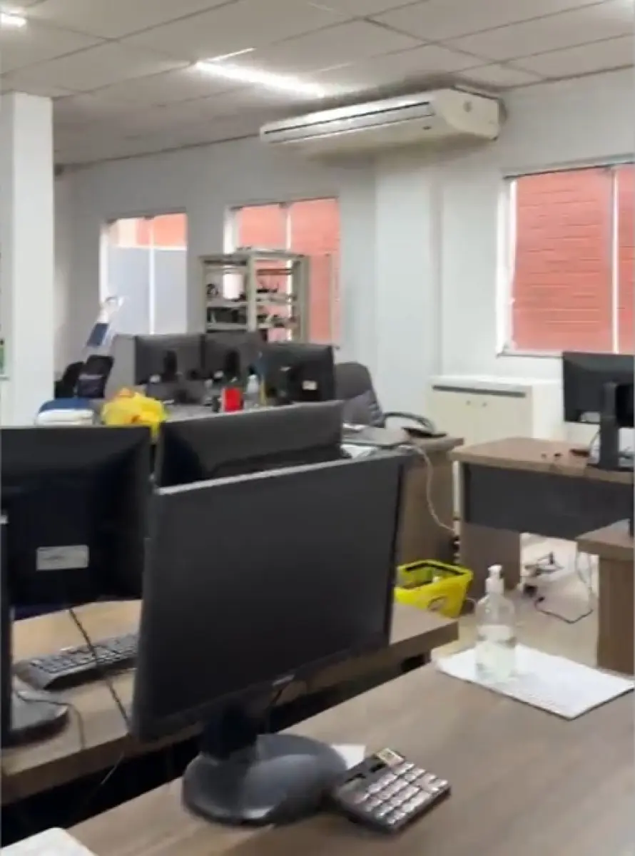 LOTE 007 - SOBRELOJA - BOQUEIRAO 3301 - CANOAS Conjunto de móveis, equipamentos de escritório, informática e utensílios existentes na sobreloja