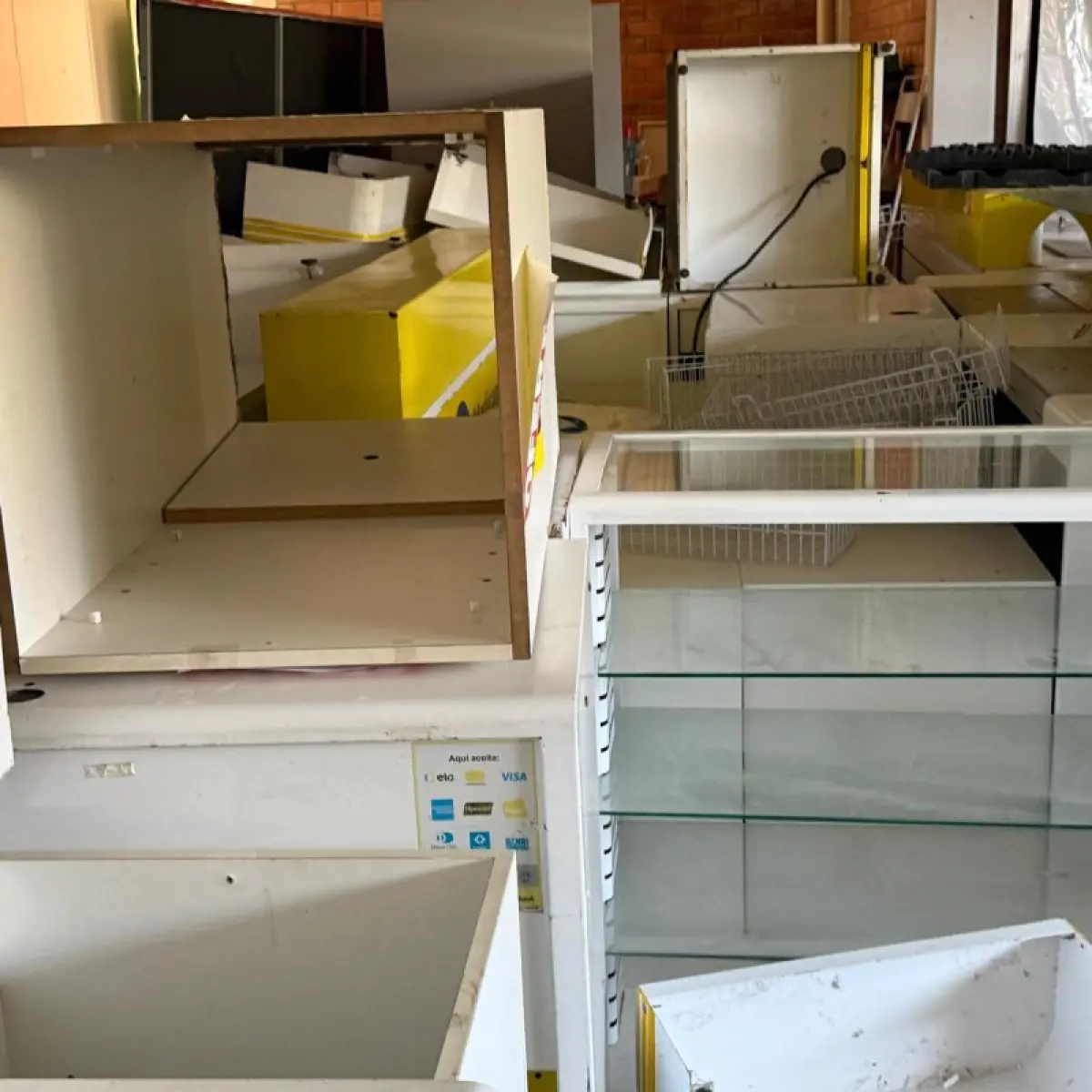 LOTE 011 - NA AV. DO NAZARIO 460 - CANOAS - Grande conjunto de móveis, equipamentos, materiais de informática e bens provenientes das antigas lojas da rede de farmácias