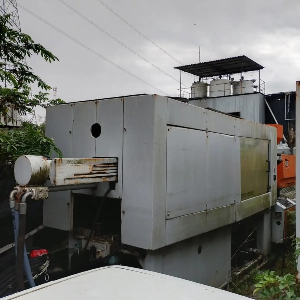 LOTE 002 - Máquina 01 injetora de plástico de grande porte 400T (sucata)