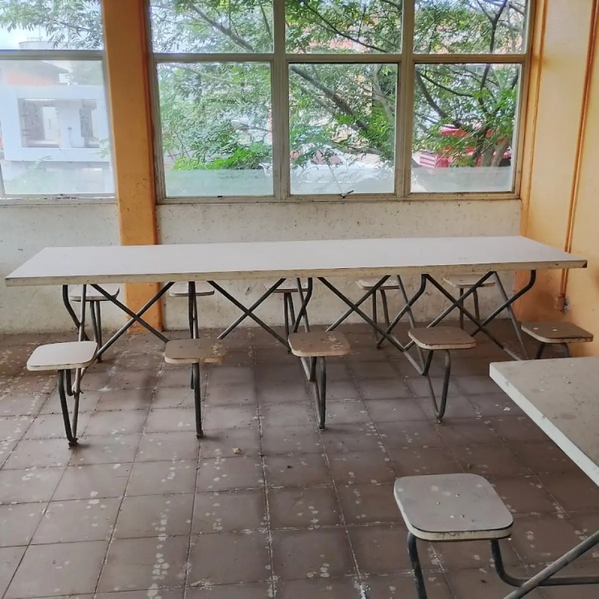 LOTE 011 - Lote composto por 03 conjuntos de mesas para refeitório