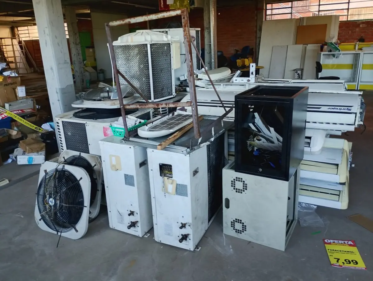 LOTE 011 - NA AV. DO NAZARIO 460 - CANOAS - Grande conjunto de móveis, equipamentos, materiais de informática e bens provenientes das antigas lojas da rede de farmácias