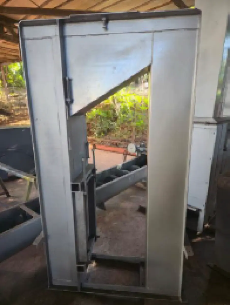 LOTE 000 - Seis peças de rosca varredora de 11 metros (marca Kepler Weber, capacidade de 60 toneladas por hora, usadas e revisadas, sem motor) e um elevador de carga (marca Kepler Weber, capacidade de 120 toneladas por hora, composto por 3 peças de aço galvanizado novo, com motor elétrico de 15 CV, usado).