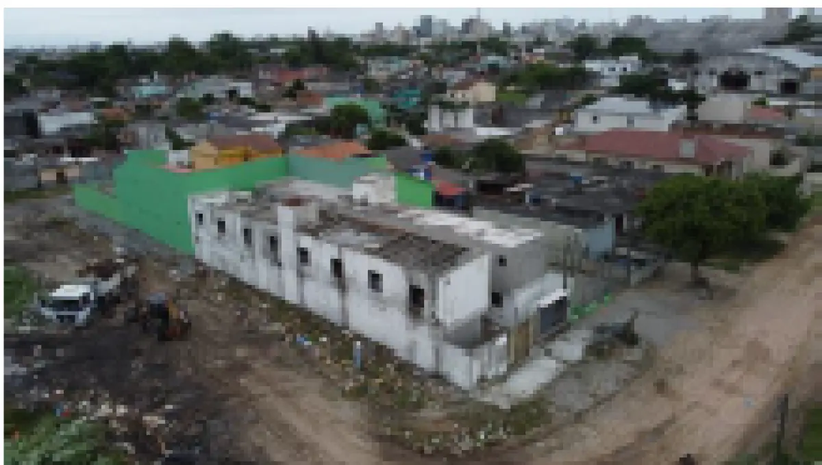 LOTE 000 - Um terreno com um prédio de alvenaria construído sobre ele, contendo 16 unidades habitacionais