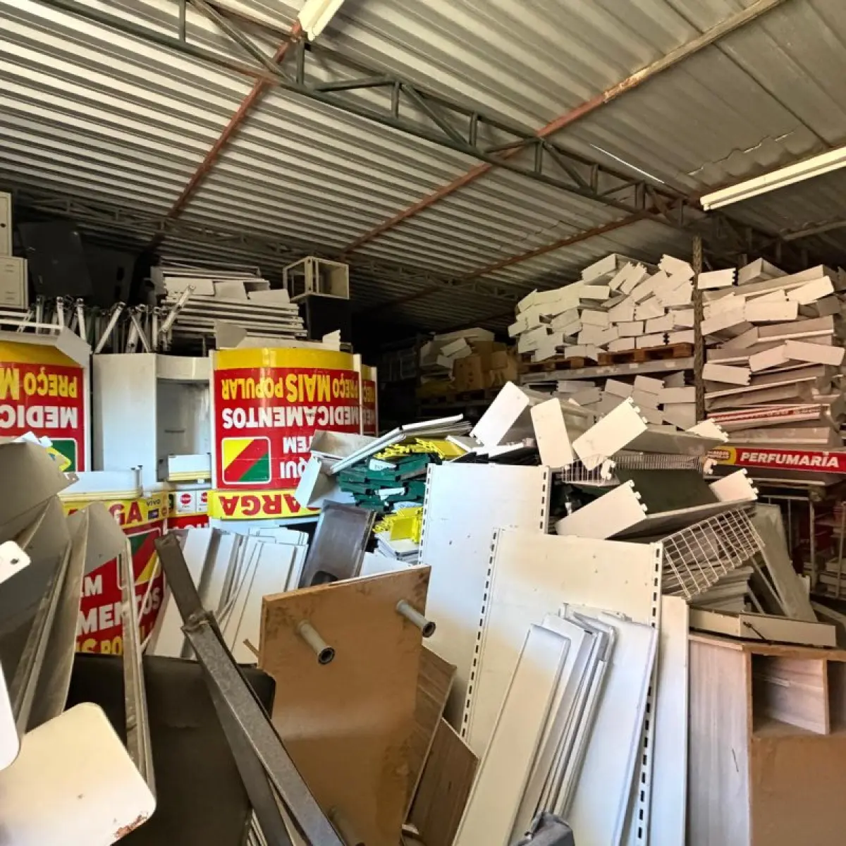 LOTE 011 - NA AV. DO NAZARIO 460 - CANOAS - Grande conjunto de móveis, equipamentos, materiais de informática e bens provenientes das antigas lojas da rede de farmácias