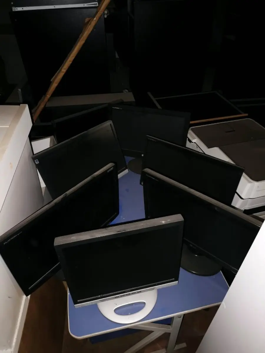 LOTE 000 - PORTAS DE ALUMÍNIO, APARELHOS DE AR-CONDICIONADO, CADEIRAS, ETC