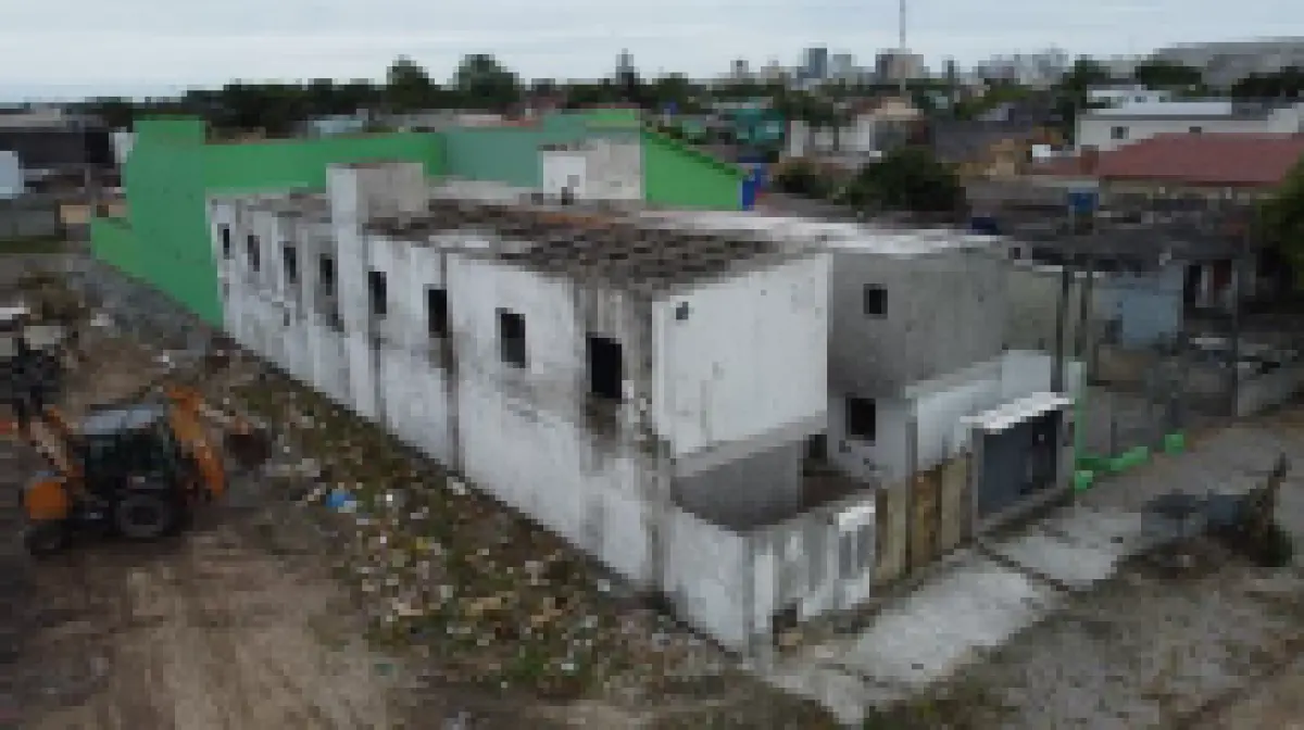 LOTE 000 - Um terreno com um prédio de alvenaria construído sobre ele, contendo 16 unidades habitacionais