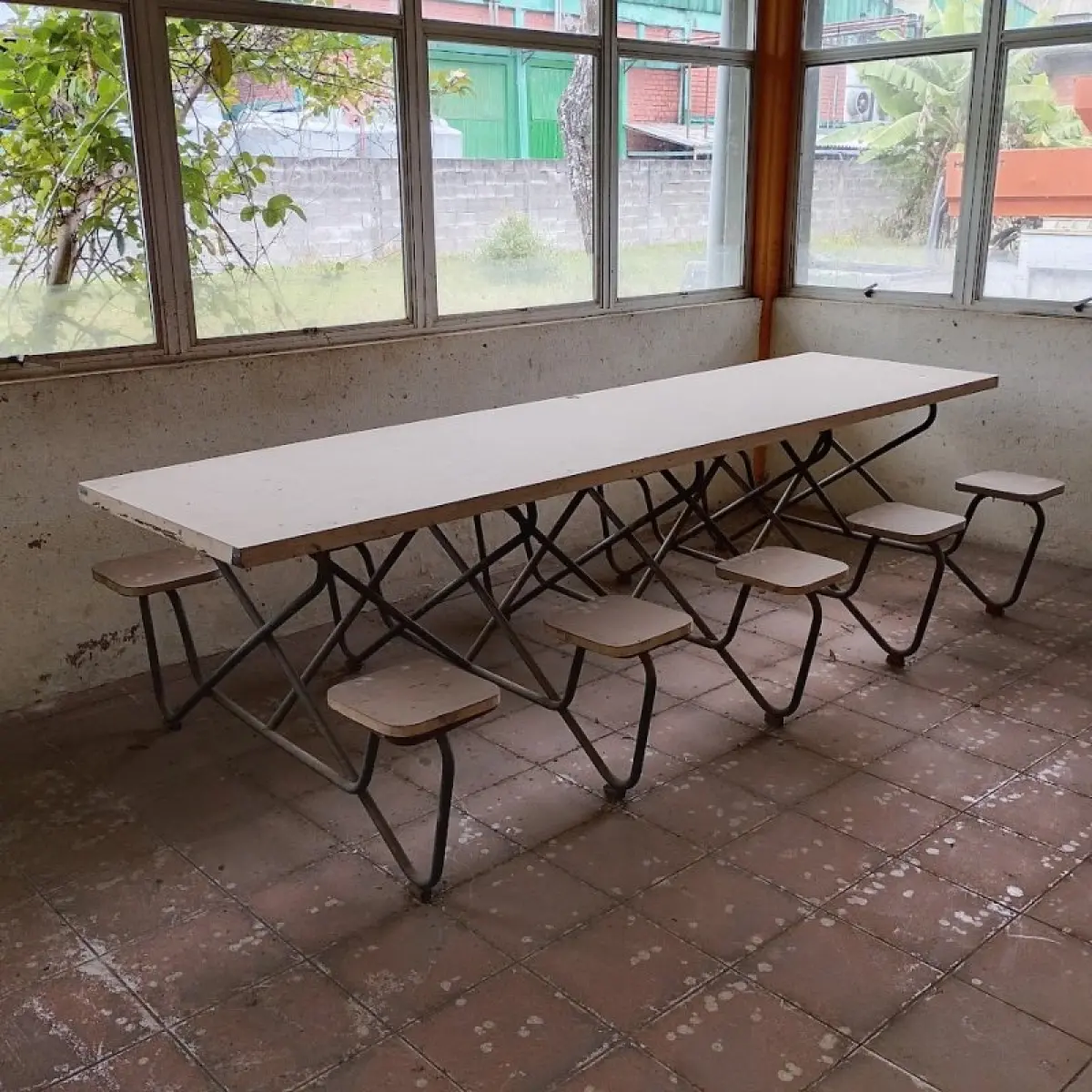 LOTE 011 - Lote composto por 03 conjuntos de mesas para refeitório