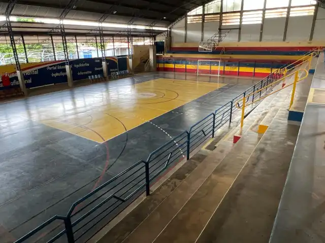 GRANDE IMÓVEL DE ESQAUINAS COM 10.044M2 - GINASIO COBERTO - ESCOLA NO CENTRO DE LINS - SP