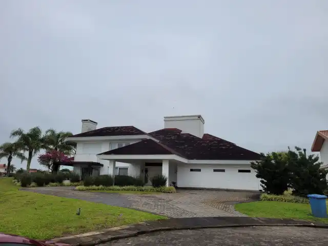 LEILÃO MANSÃO E TERRENO EM CONDOMÍNIO FECHADO EM XANGRI-LÁ