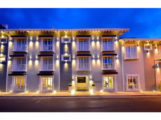 HOTEL DE LUXO EM ESQUINA NO CENTRO DE GRAMADO COM LOJAS NA BORGES DE MEDEIROS