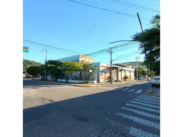 LEILÃO DE COMPLEXO INDUSTRIAL 1400m2 E CASA DE ESQUINA AMBOS EM EM TRÊS COROAS - RS