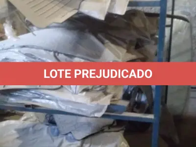 LOTE 5 - Lote de prateleiras metálicas com peças de reposição para veículos, peças de manutenção, partes de carro, tais como: para-choques, capôs de carro, correias, parafusos, porcas, tapetes de carro, painéis plásticos, aros de rodas pneus, partes de lataria de carros, lanternas, etc, aval.: R$ 55.000,00