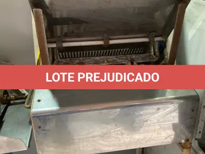 LOTE 008 - Uma maquina de modelar massa com cilindros 