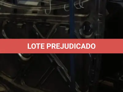 LOTE 5 - Lote de prateleiras metálicas com peças de reposição para veículos, peças de manutenção, partes de carro, tais como: para-choques, capôs de carro, correias, parafusos, porcas, tapetes de carro, painéis plásticos, aros de rodas pneus, partes de lataria de carros, lanternas, etc, aval.: R$ 55.000,00