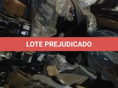 LOTE 5 - Lote de prateleiras metálicas com peças de reposição para veículos, peças de manutenção, partes de carro, tais como: para-choques, capôs de carro, correias, parafusos, porcas, tapetes de carro, painéis plásticos, aros de rodas pneus, partes de lataria de carros, lanternas, etc, aval.: R$ 55.000,00