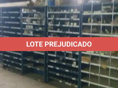 LOTE 5 - Lote de prateleiras metálicas com peças de reposição para veículos, peças de manutenção, partes de carro, tais como: para-choques, capôs de carro, correias, parafusos, porcas, tapetes de carro, painéis plásticos, aros de rodas pneus, partes de lataria de carros, lanternas, etc, aval.: R$ 55.000,00