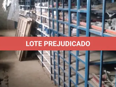 LOTE 5 - Lote de prateleiras metálicas com peças de reposição para veículos, peças de manutenção, partes de carro, tais como: para-choques, capôs de carro, correias, parafusos, porcas, tapetes de carro, painéis plásticos, aros de rodas pneus, partes de lataria de carros, lanternas, etc, aval.: R$ 55.000,00