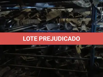 LOTE 5 - Lote de prateleiras metálicas com peças de reposição para veículos, peças de manutenção, partes de carro, tais como: para-choques, capôs de carro, correias, parafusos, porcas, tapetes de carro, painéis plásticos, aros de rodas pneus, partes de lataria de carros, lanternas, etc, aval.: R$ 55.000,00