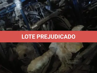 LOTE 5 - Lote de prateleiras metálicas com peças de reposição para veículos, peças de manutenção, partes de carro, tais como: para-choques, capôs de carro, correias, parafusos, porcas, tapetes de carro, painéis plásticos, aros de rodas pneus, partes de lataria de carros, lanternas, etc, aval.: R$ 55.000,00